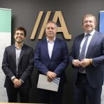 De izquierda a derecha, el presidente del Fórum de Jóvenes de EFCL, David Nilo Muñoz, el director territorial de Castilla y León, Asturias y Cantabria de ABANCA, Marcos Lamas y el presidente de EFCL, Isidoro Alanís