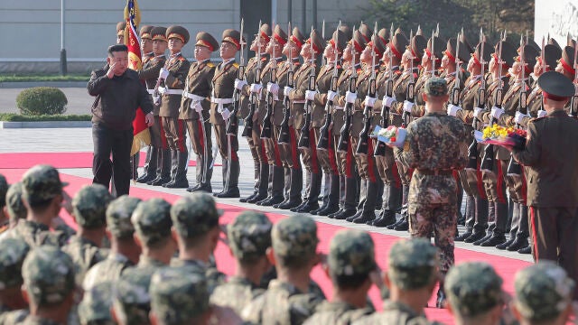 El líder norcoreano, Kim Jong Un, visita el cuartel general del Ejército