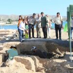 El director del Marq, Manuel Olcina, y el diputado de Cultura, Juan de Dios Navarro, en una visita al yacimiento la Illeta dels Banyets