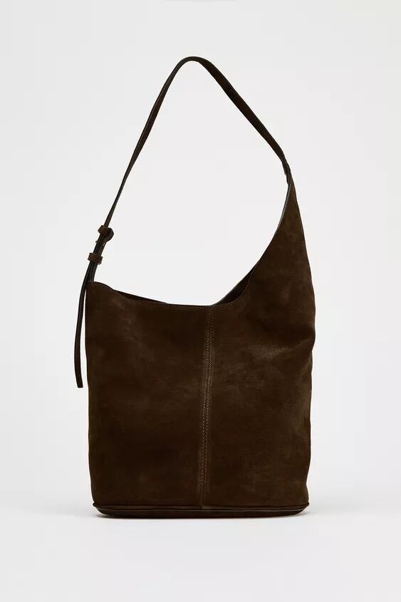 Bolso de ante asimétrico.