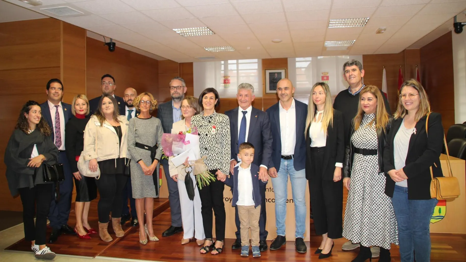 Acto de entrega de la primera medalla de honor de Arroyo a la enfermera Eva Herrero García