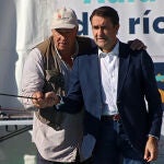 Juan Carlos Suárez-Quiñones asiste al taller práctico "Aprende a pescar"