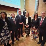 El consejero José Luis Sanz Merino durante la entrega de los premios de Asetra, junto al alcalde de Segovia, José Mazarías; y la delegada territorial, Raquel Alonso