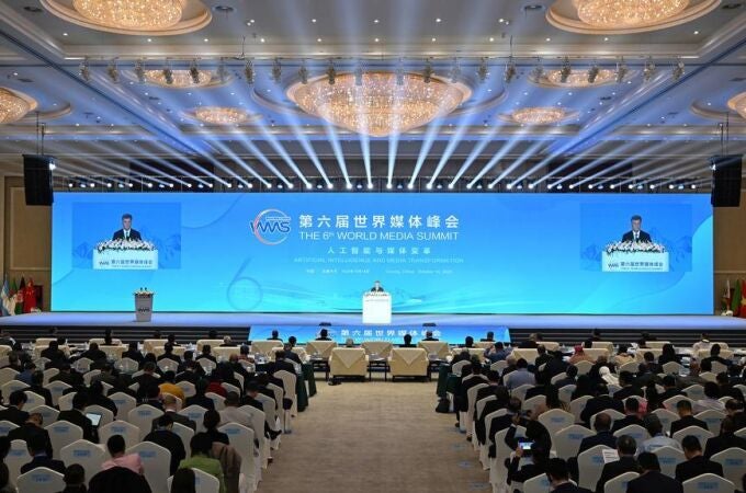 Panoramica del salón plenario de la cumbre de Xinhua durante una de las intervenciones