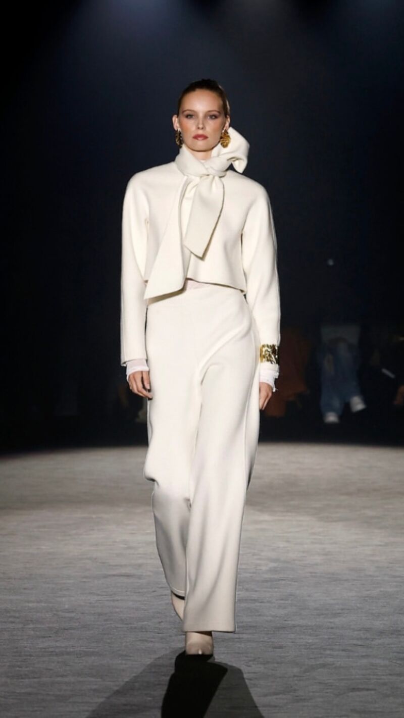 Total white look desfile de Simorra.