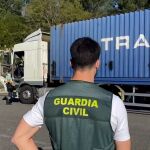 Imagen de archivo de varios agentes de la Guardia Civil inspeccionando un camión