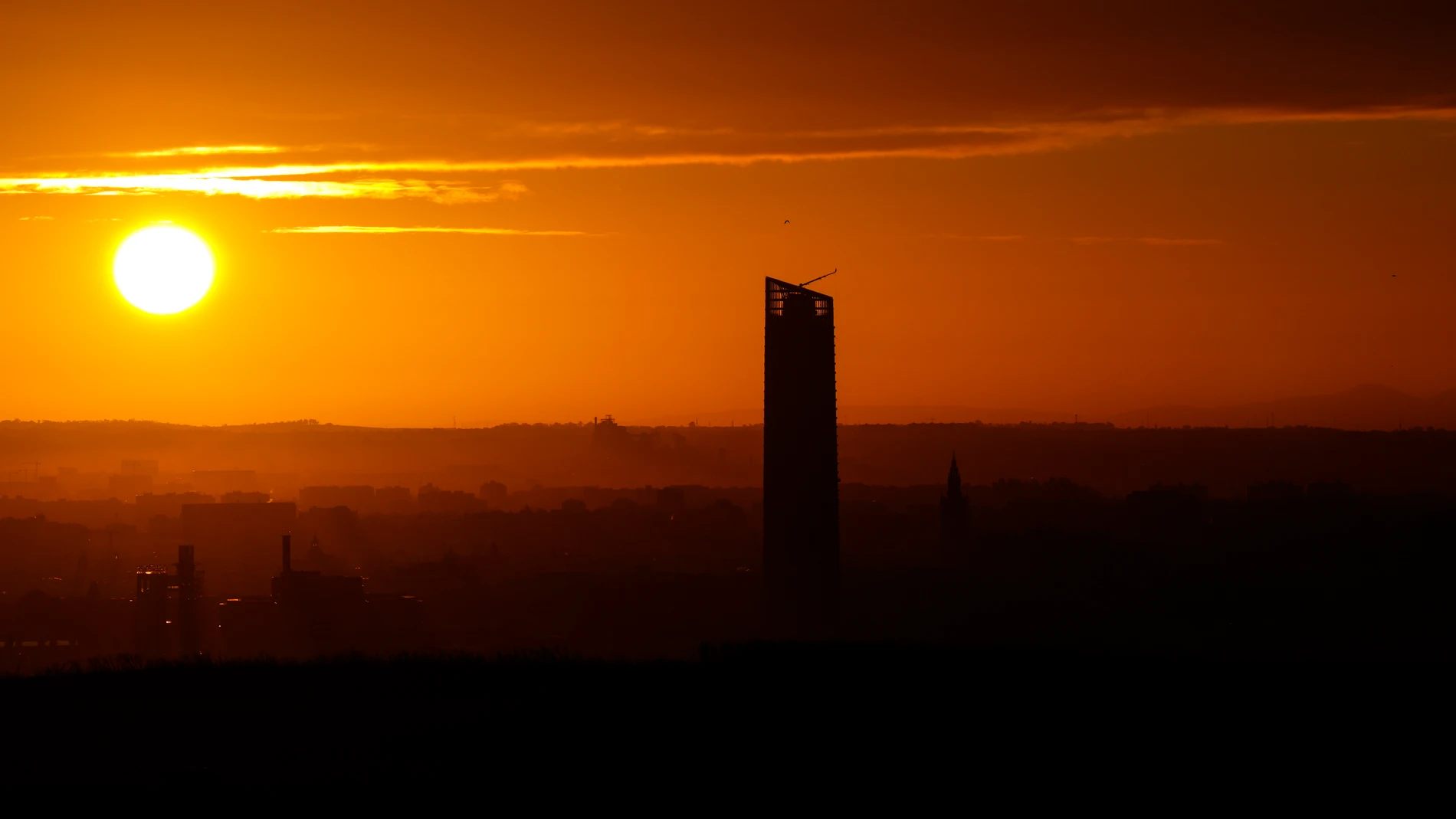 Amanece en la ciudad de Sevilla, a 18 de octubre de 2024 en Sevilla (Andalucía, España). Desde el Señorío de Guzmán, se puede observar una vista panorámica de Sevilla. Tras las lluvias de estos días, podemos ver el descenso de la contaminación por polución en el horizonte, dejando ver la cordillera bética, a varias decenas de kilómetros de la capital hispalense18 OCTUBRE 2024Joaquin Corchero / Europa Press18/10/2024
