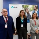 El consejero de Sanidad, Alejandro Vázquez Ramos, y la consejera de Agricultura, Ganadería y Desarrollo Rural, María González Corral, visitan la planta de la empresa MSD Animal Health.