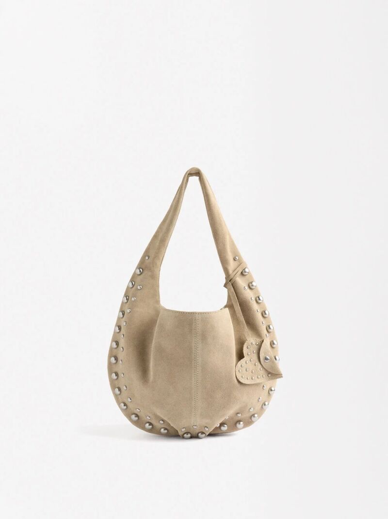 Bolso de ante con tachuelas.