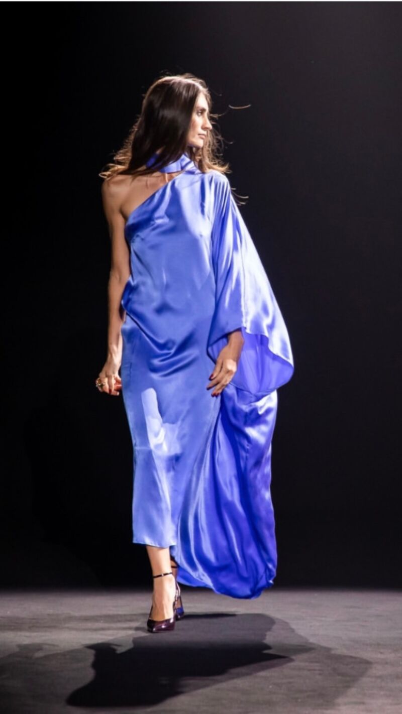 Vestido azul en el desfile de Nathalie Chandler.