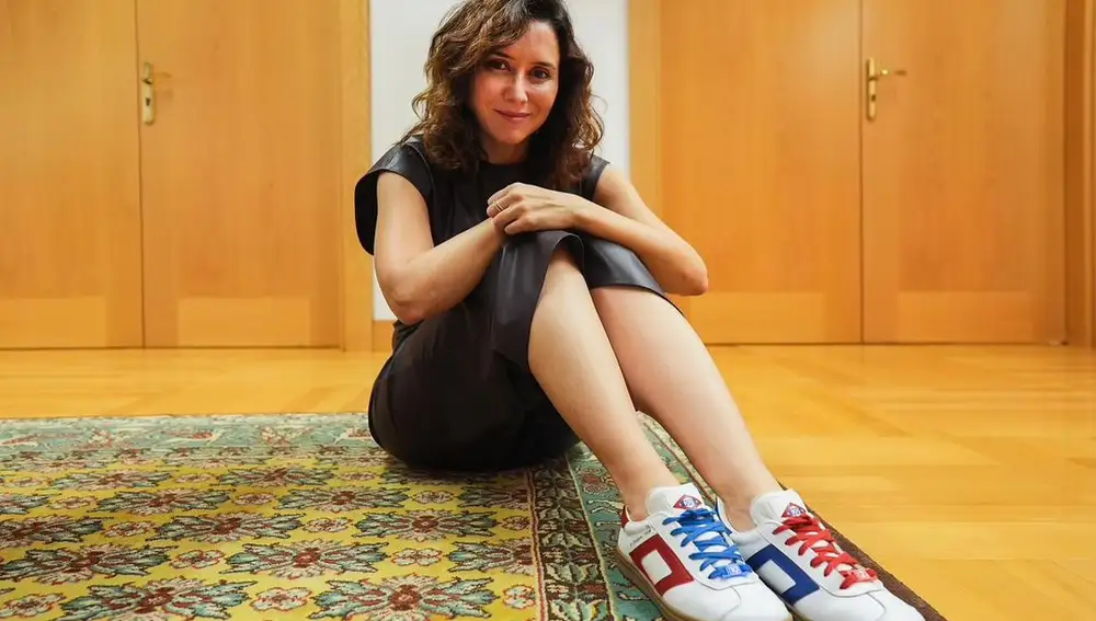 Ayuso con las zapatillas de Metro de Madrid.