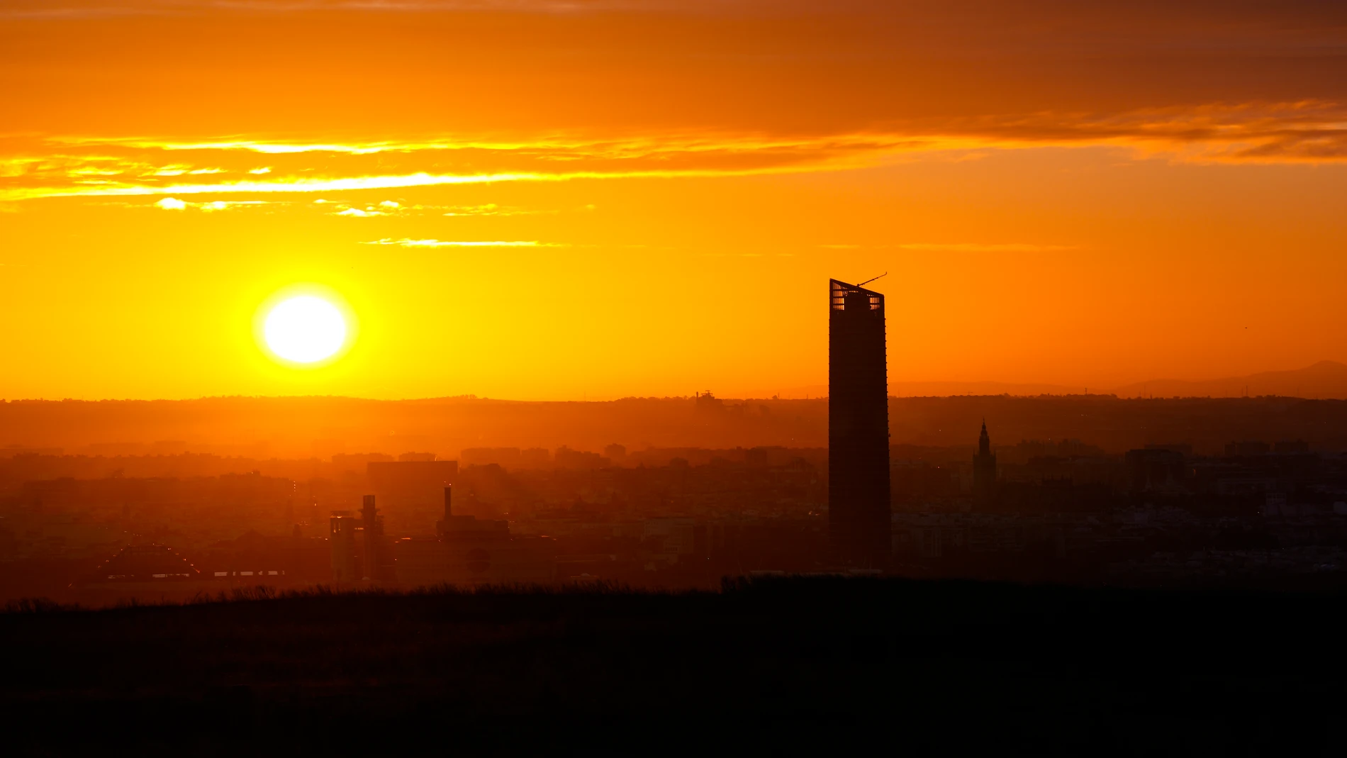 Amanece en la ciudad de Sevilla, a 18 de octubre de 2024 en Sevilla (Andalucía, España). Desde el Señorío de Guzmán, se puede observar una vista panorámica de Sevilla. Tras las lluvias de estos días, podemos ver el descenso de la contaminación por polución en el horizonte, dejando ver la cordillera bética, a varias decenas de kilómetros de la capital hispalense18 OCTUBRE 2024Joaquin Corchero / Europa Press18/10/2024
