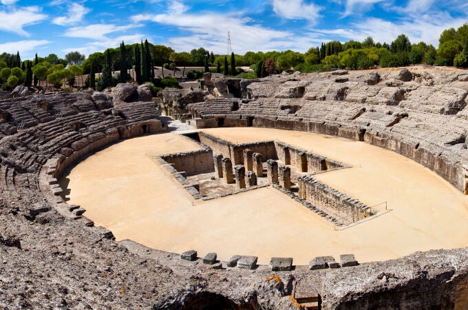 Hispania fue importante en la época del Imperio Romano, y por eso a día de hoy nos encontramos ruinas, restos, monumentos y hasta teatros o anfiteatros romanos en España