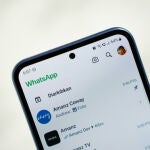 ¿WhatsApp te deja sin batería? 4 trucos para impedirlo, en Android e iOS.