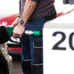 Hombre echando gasolina en una gasolinera