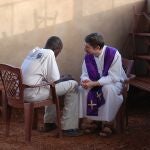 El misionero comboniano español, Jorge Naranjo, durante una confesión en Sudán