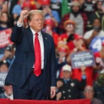 Trump pide el voto masivo en Pensilvania apelando a su industria para terminar con el "desastre" de Biden-Harris