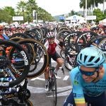 Espectacular pasillo de honor con bicis en alto para despedir a un ciclista español en China