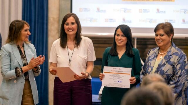 Entrega de uno de los premios en una anterior edición a investigadores de la UCAV, con la presencia de Rocío Lucas y la rectora Sáez Yuguero