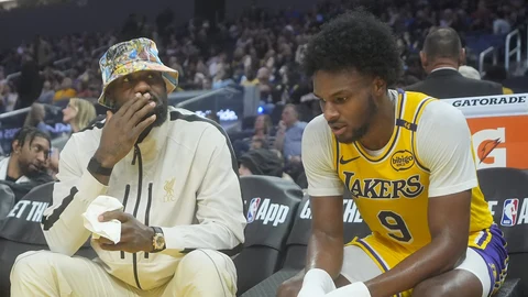 LeBron James, con su hijo Bronny en un partido de pretemporada