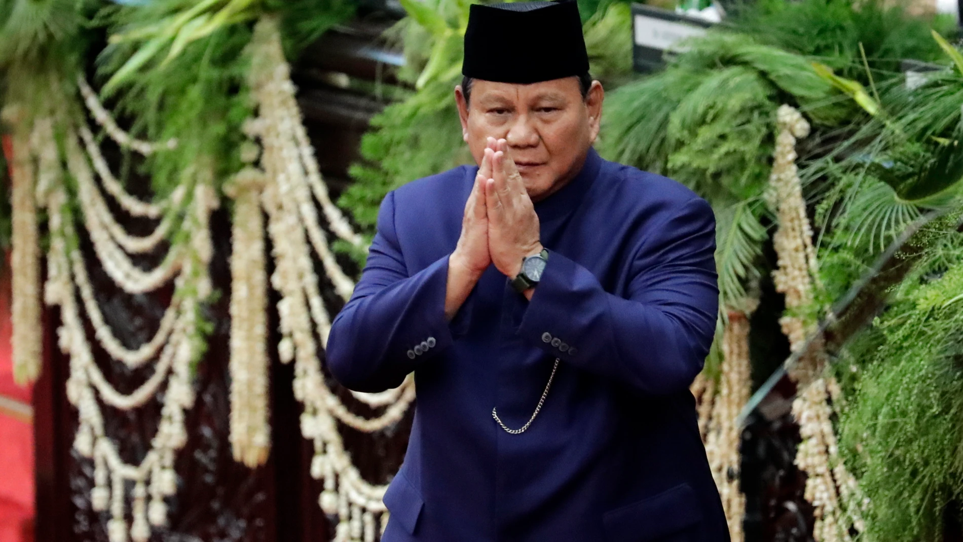 Jakarta (Indonesia), 20/10/2024.- Indonesia'Äôs newly inaugurated President Prabowo Subianto greets the parliament members during the inauguration ceremony at the Parliamentary Building in Jakarta, Indonesia, 20 October 2024. Prabowo Subianto and running mate Gibran Rakabuming Raka were sworn in as the president and vice president after winning the 2024 presidential election. EFE/EPA/BAGUS INDAHONO