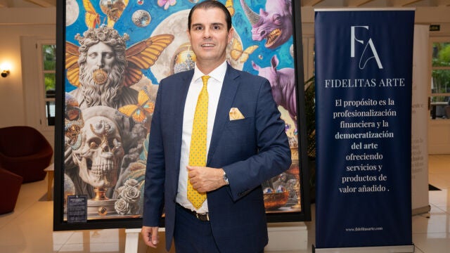 Rubén Puga, CEO de Grupo Fidelitas & Company, durante la inauguración de una exposición del grupo en Marbella