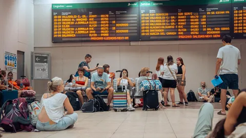 Renfe cifra en 13.700 los viajeros afectados por el descarrilamiento de un tren entre Atocha y Chamartín