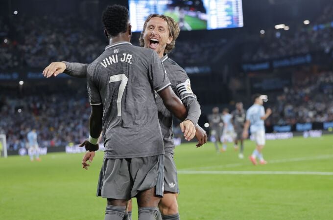 Modric y Vinicius celebran el gol de la victoria del Madrid ante el Celta