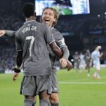 Modric y Vinicius celebran el gol de la victoria del Madrid ante el Celta