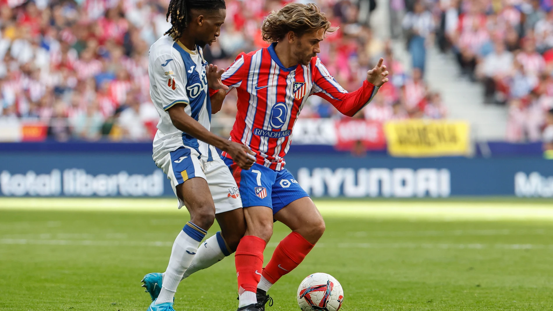 MADRID, 20/10/2024.- El delantero del Atlético Antoine Griezmann (d) ante el centrocampista senegalés del CD Leganés Yvan Neyou (i) durante el encuentro correspondiente a la décima jornada de LaLiga EA Sports entre el Atlético de Madrid y el CD Leganés disputado este domingo en el estadio Metropolitano de Madrid. EFE/ Chema Moya