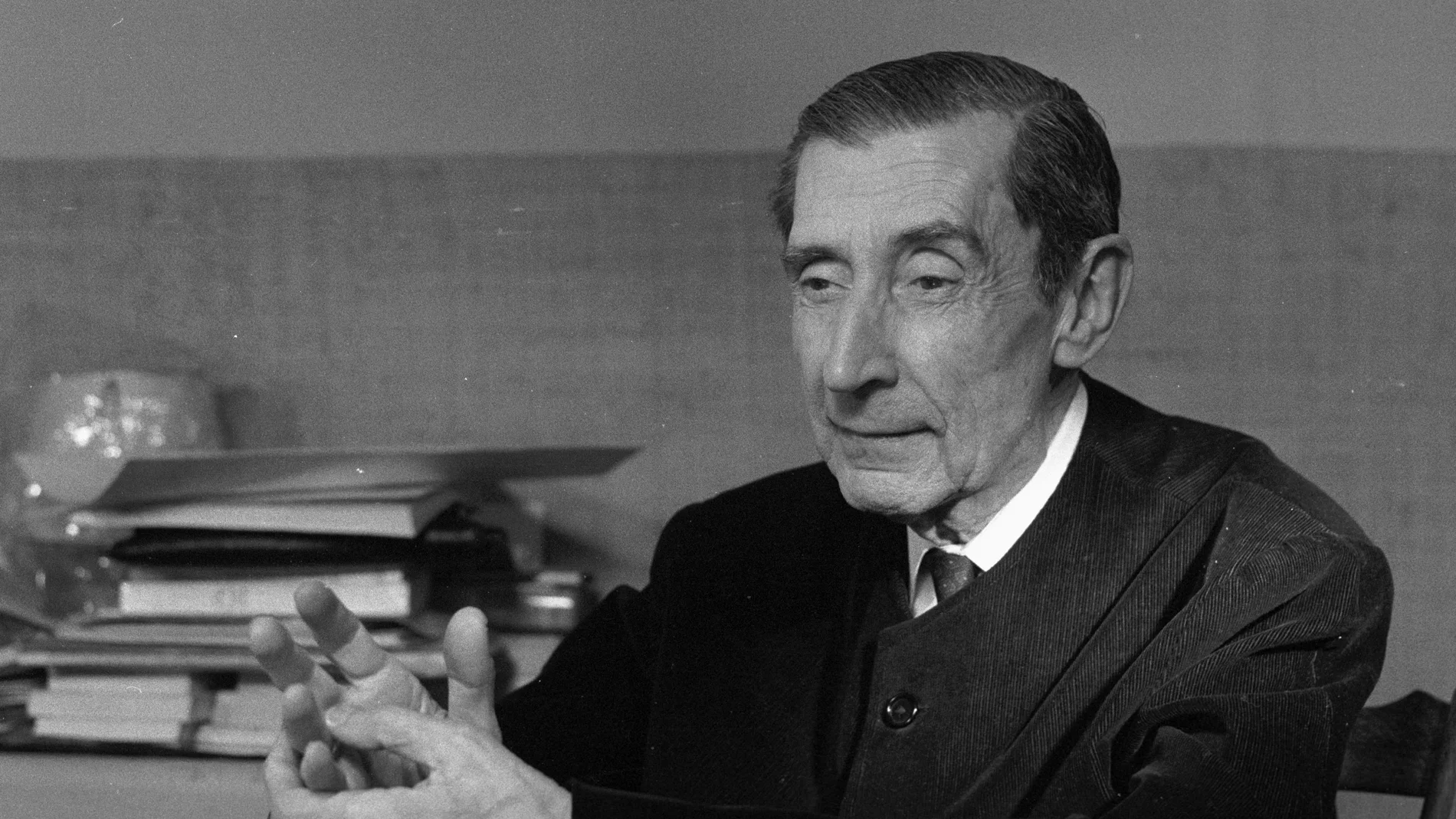 The writer José Bergamin sat at his home to his office, during the preparation of the fiction "Reportage on a skeleton or masks and bergamasques" realized for the television by Michel Mitrani.