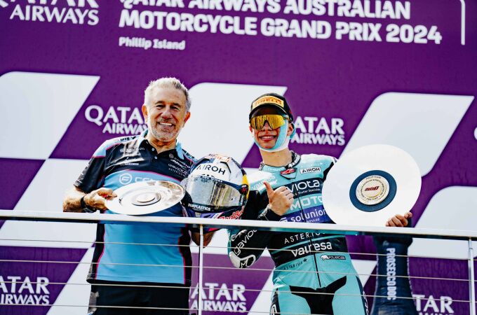 David Alonso, junto a Jorge Martínez Aspar, en el podio de Phillip Island