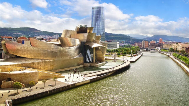 Vistas panorámicas del museo Guggenheim en Bilbao