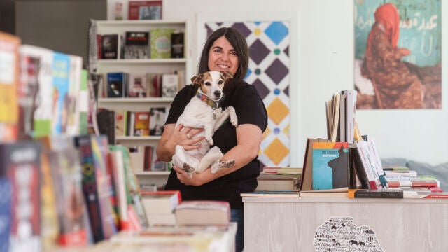 Beatriz Martín Ballesteros, dueña de la librería Balqís, posa el pasado 21 de octubre junto a su perra, Phoebe, en su nuevo local de la calle Baños de Montemayor, 7.