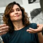 Ayuso inaugura una exposición del fotoperiodista Álvaro Ybarra 