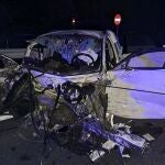 Estado en el que quedó el vehículo en el que una mujer embarazada y el bebé que gestaba han fallecido en un accidente de tráfico tras chocar con otro vehículo que iba en dirección contraria en la Autopista Vasco Aragonesa (AP68) a su paso por el municipio riojano de Navarrete y cuyo conductor ha dado positivo en las pruebas de alcohol y drogas. 