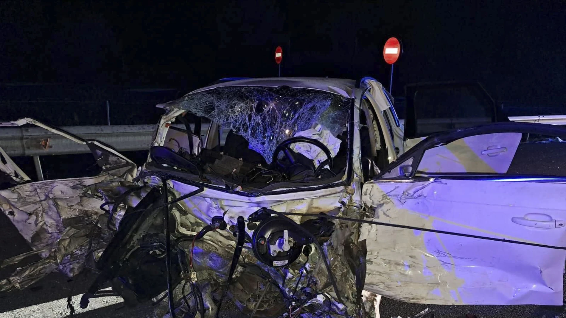Estado en el que quedó el vehículo en el que una mujer embarazada y el bebé que gestaba han fallecido en un accidente de tráfico tras chocar con otro vehículo que iba en dirección contraria en la Autopista Vasco Aragonesa (AP68) a su paso por el municipio riojano de Navarrete y cuyo conductor ha dado positivo en las pruebas de alcohol y drogas.