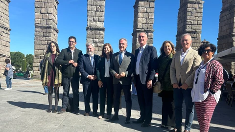 Bendodo junto al alcalde José Mazarías y el Grupo Municipal del PP en Segovia