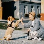 Perro con su dueña