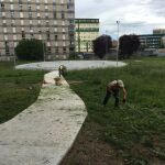 Vecinos de la plataforma "SOS Viejo Huca" limpiando las antiguas instalaciones. 