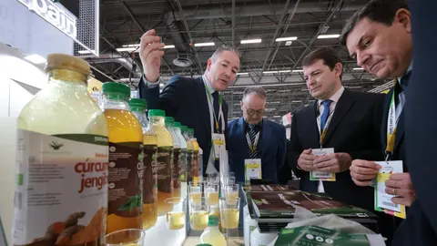 Mañueco visita los expositores de Castilla y León en el Salón Internacional de la Alimentación de París