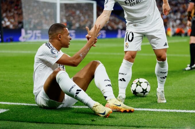 Mbappé, en el suelo, durante el partido ante el Dortmund