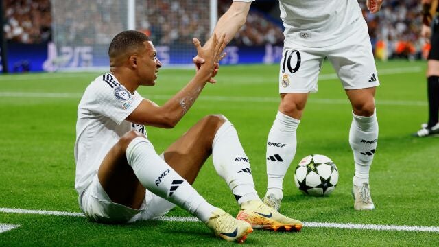 Mbappé, en el suelo, durante el partido ante el Dortmund