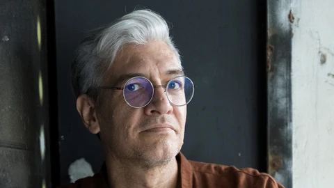 El escritor Emiliano Monge