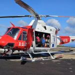 Helicóptero de rescate del GES interviniendo en un rescate en Tenerife