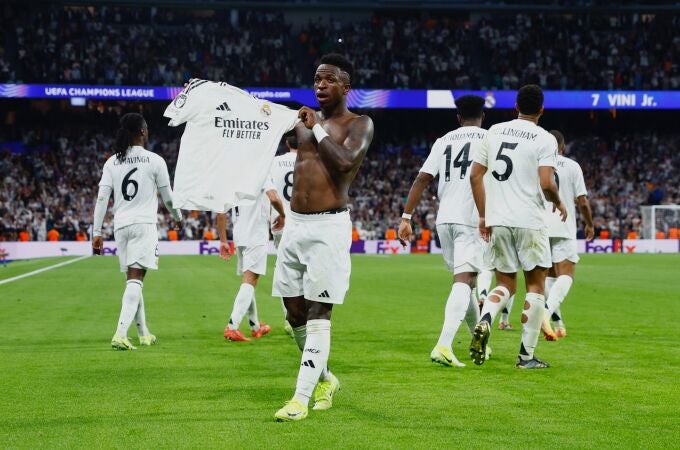 Vinicius muestra su camiseta a la grada tras hacer su tercer gol al Dortmund