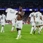 Vinicius muestra su camiseta a la grada tras hacer su tercer gol al Dortmund