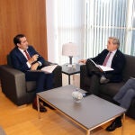 Reunión del consejero de Medio Ambiente Juan Carlos Suárez Quiñones con el consejero de Gestión Forestal de la Junta de Extremadura, Ignacio Higuero