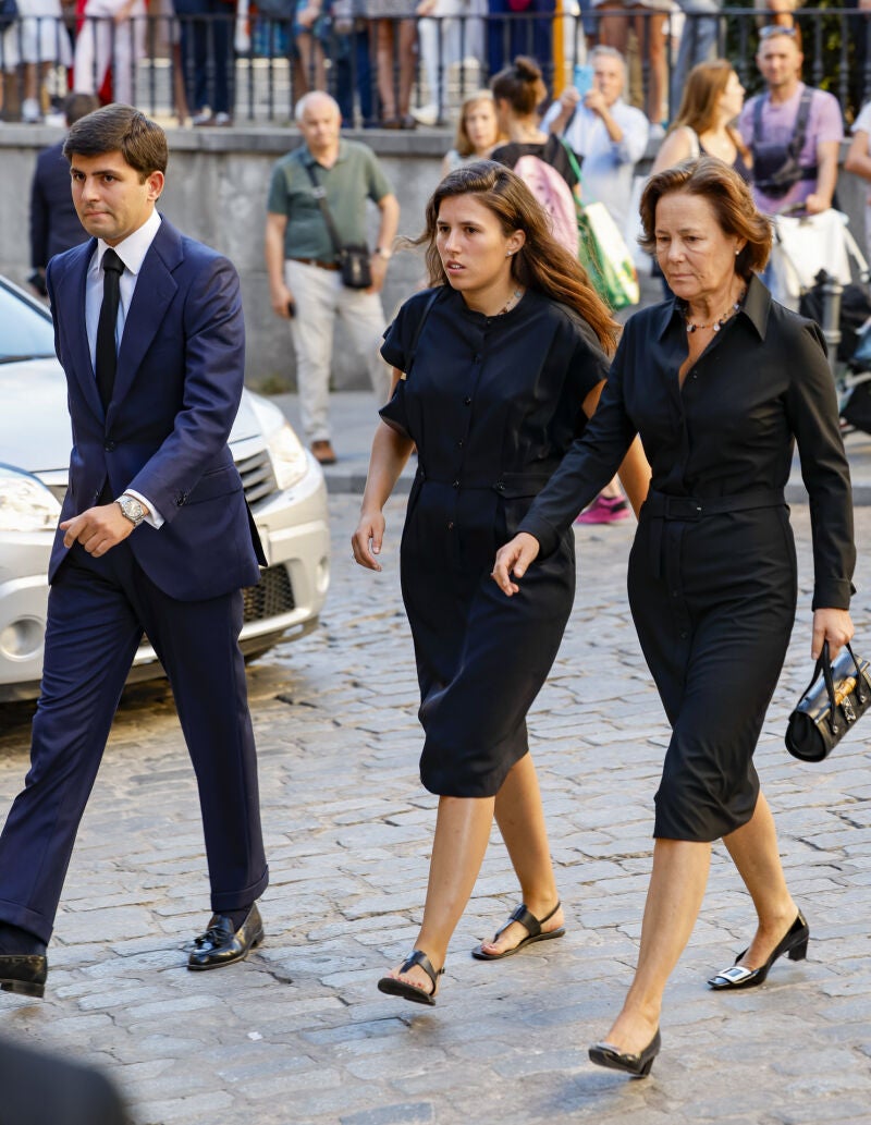 Teresa y Juan Urquijo junto a su madre, Beatriz Moreno y de Borbón
