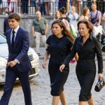 Teresa y Juan Urquijo junto a su madre, Beatriz Moreno y de Borbón